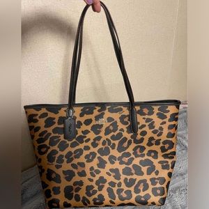 City tote with leopard print and signature canvas interior